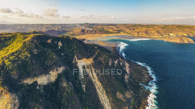 Vista del dron de Pengempos, Areguling Beach al atardecer; Lombok Tengah, West Nusa Tenggara, Indonesia - foto de stock