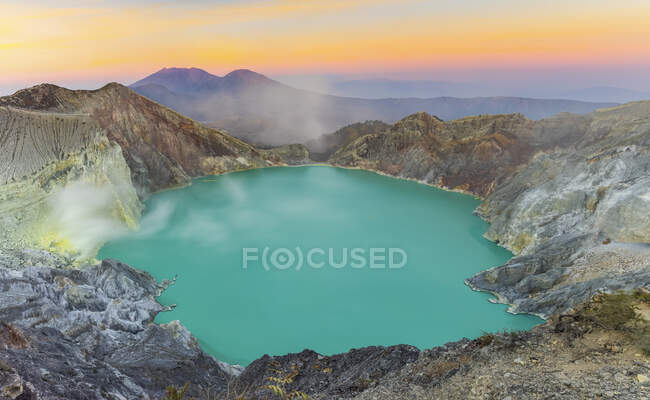 Alba al cratere del vulcano Ijen; Giava orientale, Giava, Indonesia — Foto stock