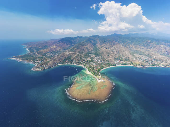 Vue par drone de la plage de Senggigi ; Lombok Barat, West Nusa Tenggara, Indonésie — Photo de stock