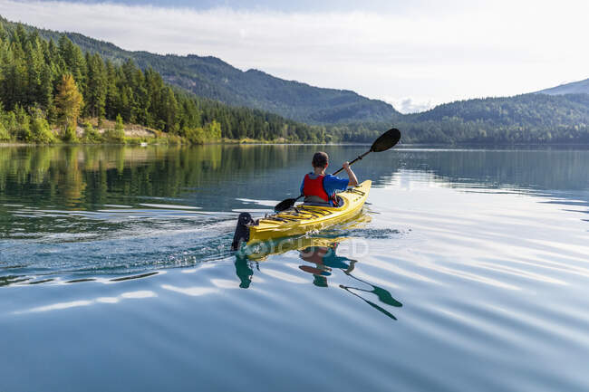 Kayak per ragazzi su White Lake, White Lake Provincial Park; British Columbia, Canada — Foto stock