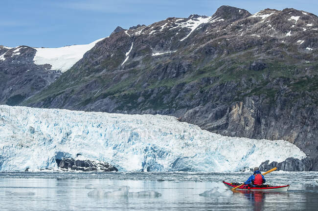 Kayaker remando na frente de uma geleira em Prince William Sound; Alaska, Estados Unidos da América — Fotografia de Stock