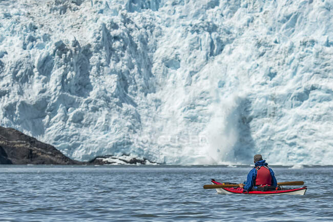 Kayaker di fronte a un ghiacciaio di marea nel Prince William Sound; Alaska, Stati Uniti d'America — Foto stock