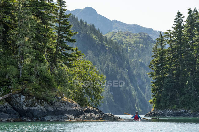 Kayaker remando en Prince William Sound; Alaska, Estados Unidos de América - foto de stock