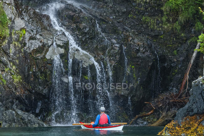 Kajakfahrer vor dem Wasserfall, Prince William Sound; Alaska, Vereinigte Staaten von Amerika — Stockfoto