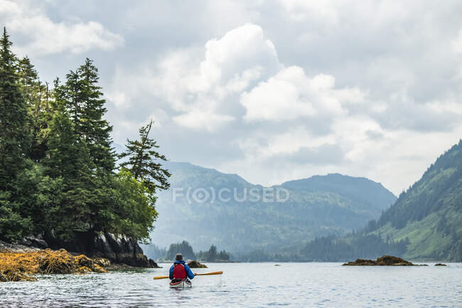 Kayaker pagayant dans le détroit de Prince William ; Alaska, États-Unis d'Amérique — Photo de stock