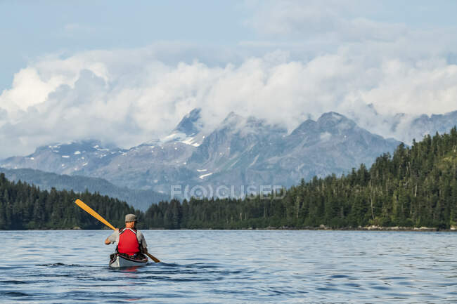 Каякер веслує в Принц Вільям Саунд; Аляска, Сполучені Штати Америки — стокове фото