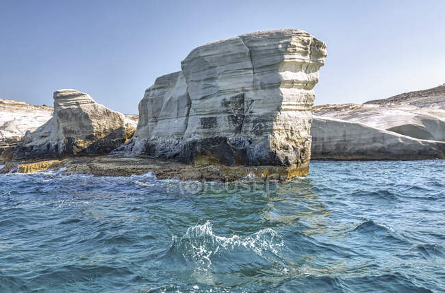 Formations rocheuses blanches et ciel bleu le long de la Méditerranée ; Milos, Grèce — Photo de stock