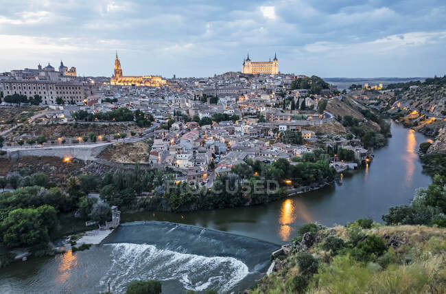 El río Tajo fluye a través de la Ciudad Imperial, Patrimonio de la Humanidad de la Unesco; Toledo, España - foto de stock