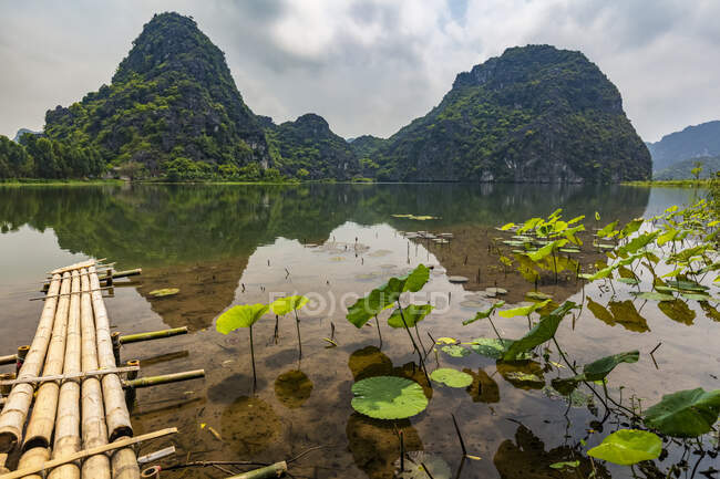 Ninh Binh paesaggio con montagna e acqua; Ninh Binh Provincia, Vietnam — Foto stock