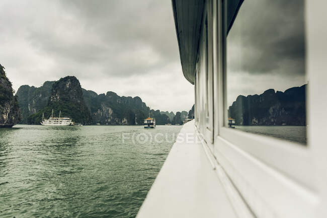 Затока Ха Лонг з човнами; провінція Куанг Нін, В 