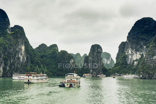 Bahía Ha Long con barcos; Provincia Quang Ninh, Vietnam - foto de stock