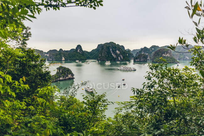 Ha Long Bay with boats; Quang Ninh Province, Vietnam — Stock Photo