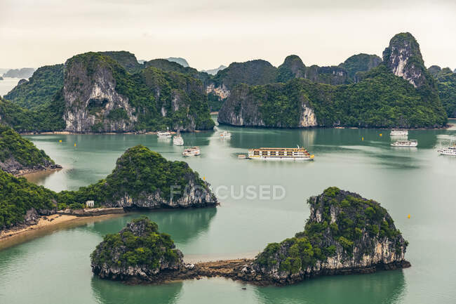 Ha Long Bay with boats; Quang Ninh Province, Vietnam — Stock Photo