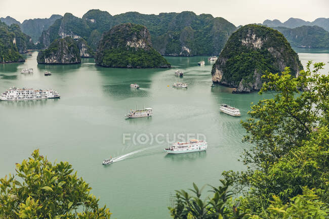 Залив Халонг с лодками; провинция Куанг Нинь, Вьетнам — стоковое фото