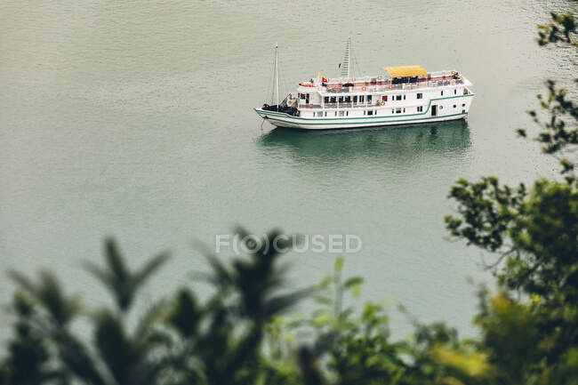 Ha Long Bay com barco de turismo; Província de Quang Ninh, Vietnã — Fotografia de Stock