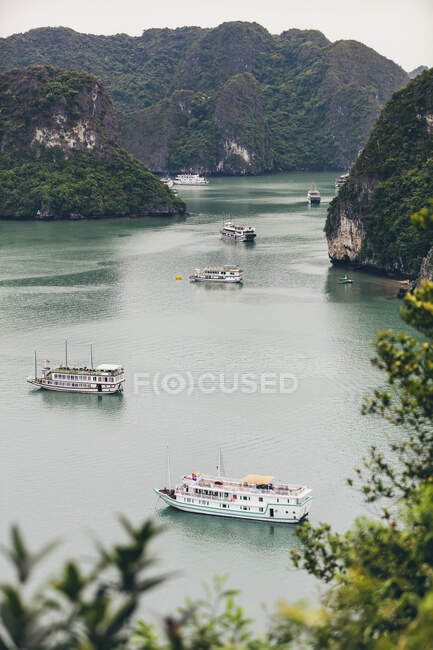 Bahía Ha Long con barcos; Provincia Quang Ninh, Vietnam - foto de stock