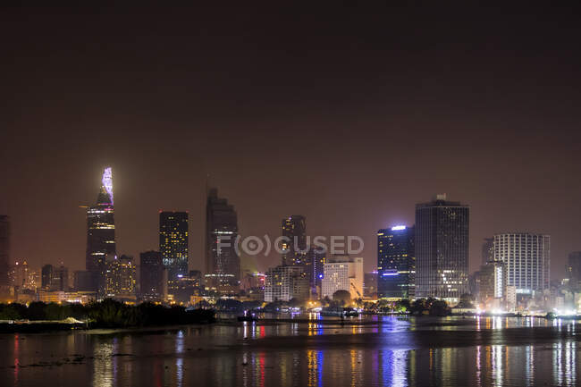 Leuchtende Lichter von Ho-Chi-Minh-Stadt bei Nacht; Ho-Chi-Minh-Stadt, Vietnam — Stockfoto