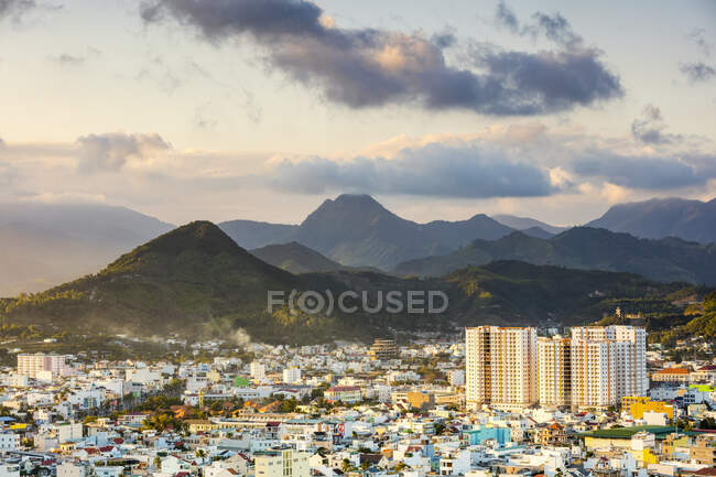 Stadtbild und Berge von Nha Trang; Nha Trang, Provinz Khanh Hoa, Vietnam — Stockfoto