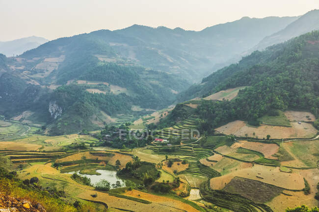 Terraços de arroz, campos e montanhas em Cao Bang; Província de Cao Bang, Vietnã — Fotografia de Stock