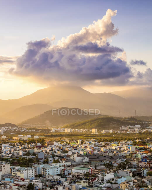 Coucher de soleil éclatant sur les montagnes et le paysage urbain de Nha Trang ;, avec une grande formation de nuages assis sur les montagnes ; Nha Trang, province de Khanh Hoa, Vietnam — Photo de stock