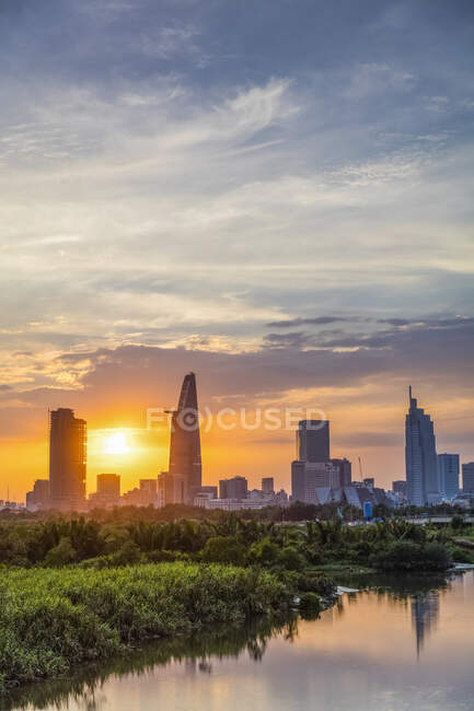 Coucher de soleil sur Ho Chi Minh Ville avec des gratte-ciel dans la skyline ; Ho Chi Minh Ville, Vietnam — Photo de stock