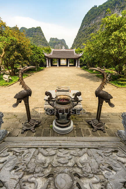 Symbolic sculptures and karst limestone formations; Ninh Binh, Vietnam — Stock Photo