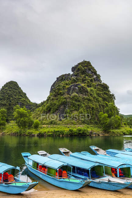Boats to Phong Nha Cave, Phong Nha-Ke Bang National Park; Phong Nha, Quang Binh Province, Vietnam — стокове фото