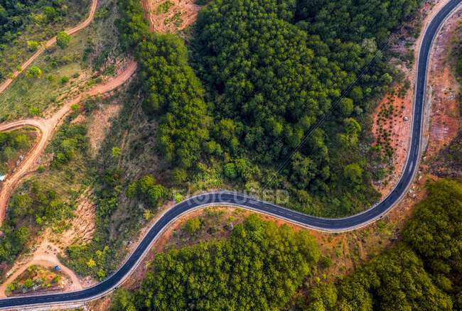 Vista del dron de Da Lat Road; Da Lat, provincia de Lam Dong, Vietnam - foto de stock