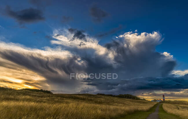 Drammatica formazione di nubi sul Faro di Souter al tramonto; South Shields, Tyne and Wear, Inghilterra — Foto stock