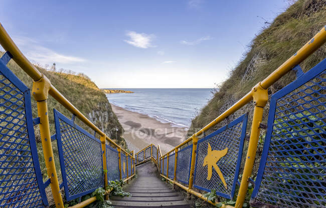 Passos com grade colorida que leva até a praia, Marsden Bay; South Shields, Tyne e Wear, Inglaterra — Fotografia de Stock