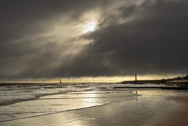 Fari sagomati lungo la costa sotto il drammatico cielo nuvoloso; Whitburn Village, Tyne and Wear, Inghilterra — Foto stock