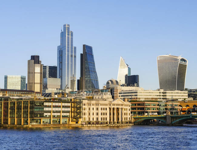 Paisaje urbano y horizonte de Londres con 20 Fenchurch, 22 Bishopsgate, y varios otros rascacielos, y el río Támesis en primer plano; Londres, Inglaterra - foto de stock