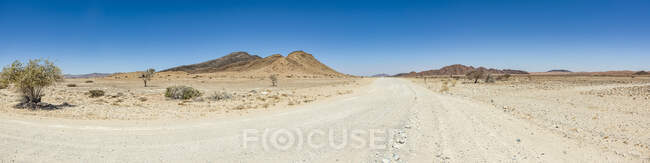 Lunga strada vuota nel deserto, Namib-Naukluft National Park; Namibia — Foto stock
