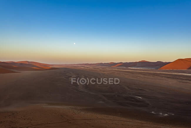 Vista panorámica del paisaje muerto del desierto de Namib; Namibia — Stock Photo