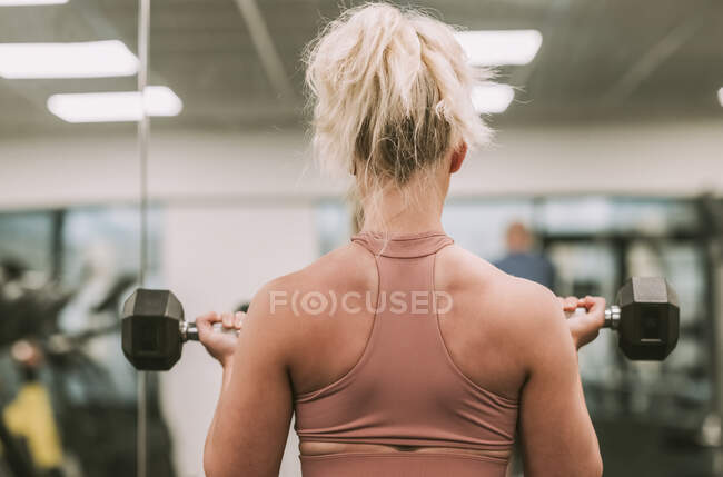 Frau trainiert mit Gewichten; Wellington, Neuseeland — Stockfoto