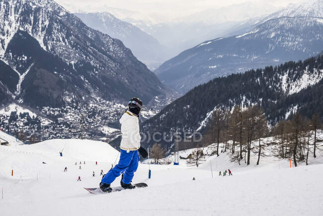 Snowboard en el Valle de Aosta, lado italiano del Mont Blanc; Courmayeur, Valle d 'Aosta, italia - foto de stock