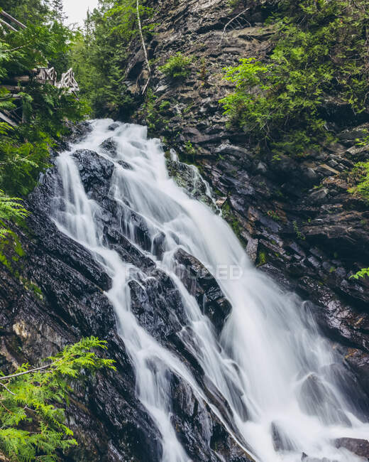 Cachoeira no Canyon des Portes de l 'Enfer; Saint-Narcisse-de-Rimouski, Quebec, Canadá — Fotografia de Stock