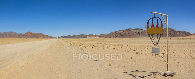 Conducir por un largo camino seco, desierto de Namib; Namibia - foto de stock