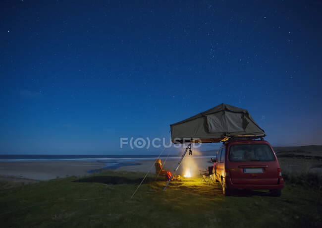 Voiture avec tente sur le toit camping près de Falcarragh Beach la nuit ; Comté de Donegal, Irlande — Photo de stock