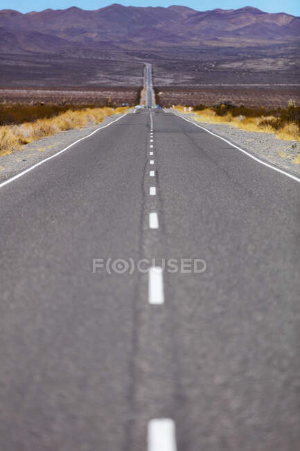 Straße durch die trockene und bergige Landschaft des Los Cardones Nationalparks; Provinz Salta, Argentinien — Stockfoto