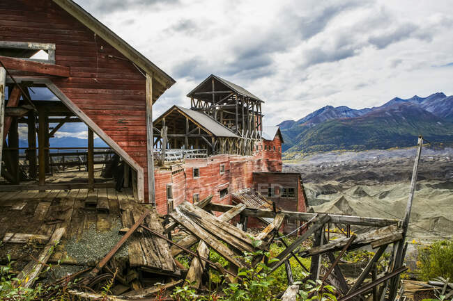 Blick vom oberen Eingang zur KZ-Mühle. McCarthy, Alaska, Vereinigten Staaten von Amerika — Stockfoto