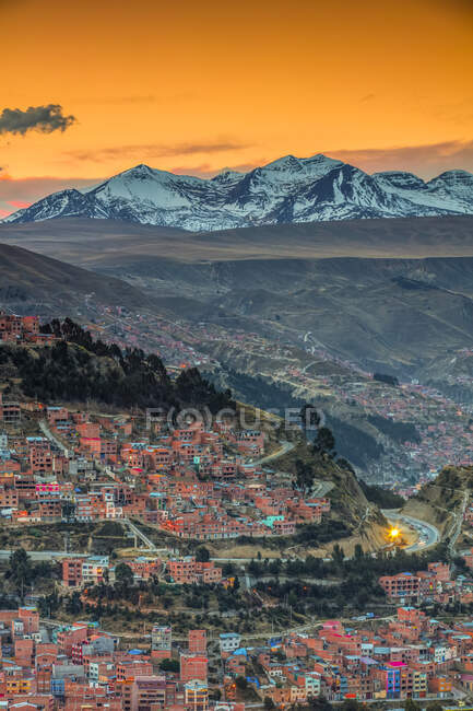 Cordilleras de los Andes alrededor de La Paz al atardecer; La Paz, Pedro Domingo Murillo, Boliva - foto de stock