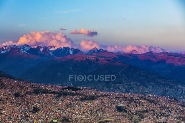 Cordilleras de los Andes alrededor de La Paz al atardecer; La Paz, Pedro Domingo Murillo, Boliva - foto de stock