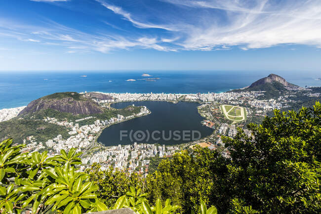 Вид на побережье и лагуну Рио-де-Жанейро, объекта всемирного наследия ЮНЕСКО; Рио-де-Жанейро, Рио-де-Жанейро, Бразилия — стоковое фото