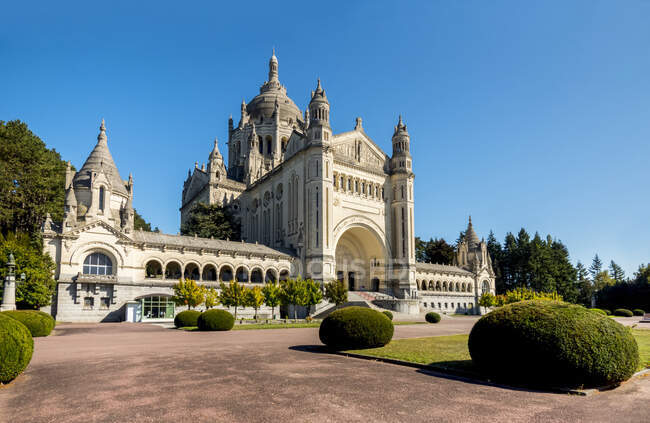Basilika Sainte-Therese von Lisieux; Lisieux, Normandie, Frankreich — Stockfoto
