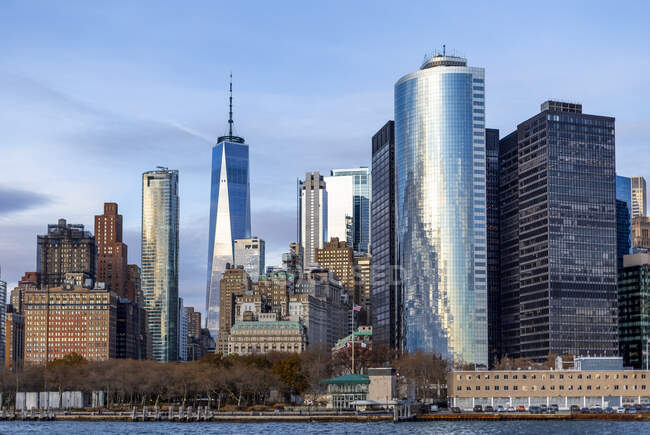 Manhatten, centro de Nueva York, con vistas al One World Trade Center; Nueva York, Nueva York, Estados Unidos de América - foto de stock