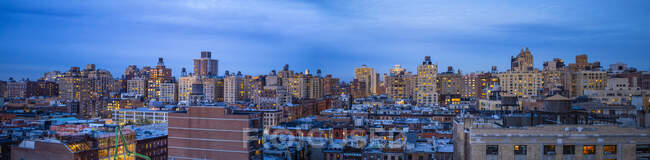 Панорама Нью - Йорка й хмарочос у сутінках; Нью - Йорк, Нью - Йорк, Сполучені Штати Америки — стокове фото