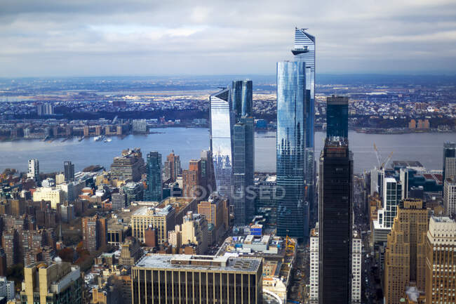 Rascacielos en Manhattan; Nueva York, Nueva York, Estados Unidos de América - foto de stock