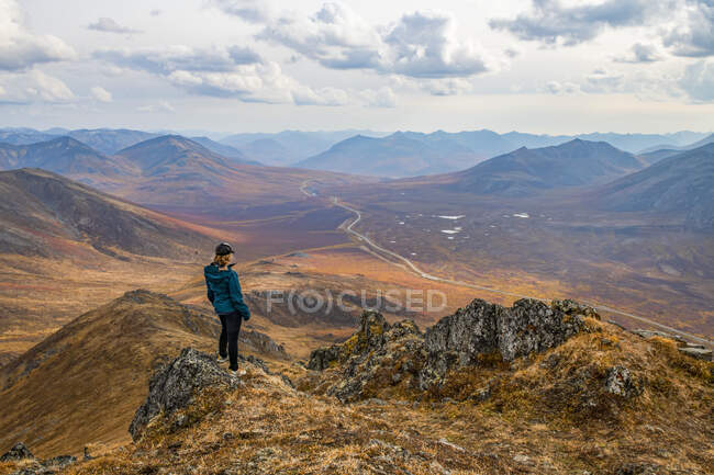 Donna che esplora le montagne lungo la Dempster Highway durante l'autunno; Yukon, Canada — Foto stock