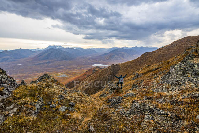 Donna che esplora le montagne lungo la Dempster Highway durante l'autunno; Yukon, Canada — Foto stock